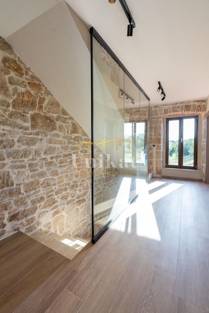 Casa in pietra ristrutturata con piscina